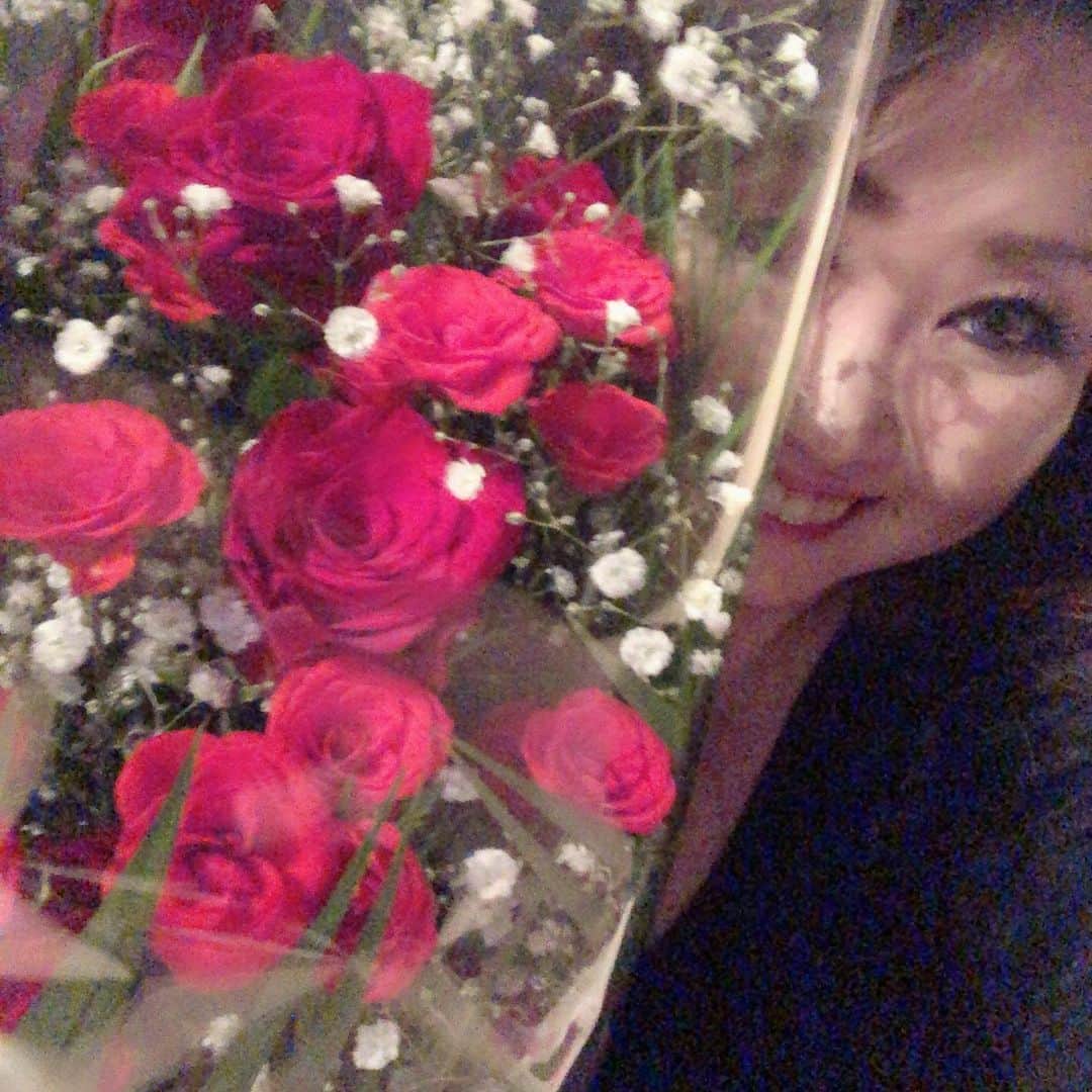 有奈めぐみさんのインスタグラム写真 - (有奈めぐみInstagram)「コペから観葉植物、mamaとか嬉しい。きららからのバラは早速花瓶へ。ありがとう♡ #av  #風俗嬢  #41歳  #熟女  #誕生日プレゼント  #ありがとう  #家族っていいな」5月7日 12時54分 - arina_megu