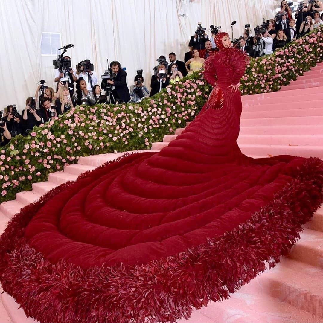 Dazed Magazineさんのインスタグラム写真 - (Dazed MagazineInstagram)「Not just #bloodyshoes anymore but bloody trains too 🥀 @iamcardib in @thombrowneny bringing the red carpet to the pink carpet at the #MetGala2019 💔#MetCamp」5月7日 12時46分 - dazed