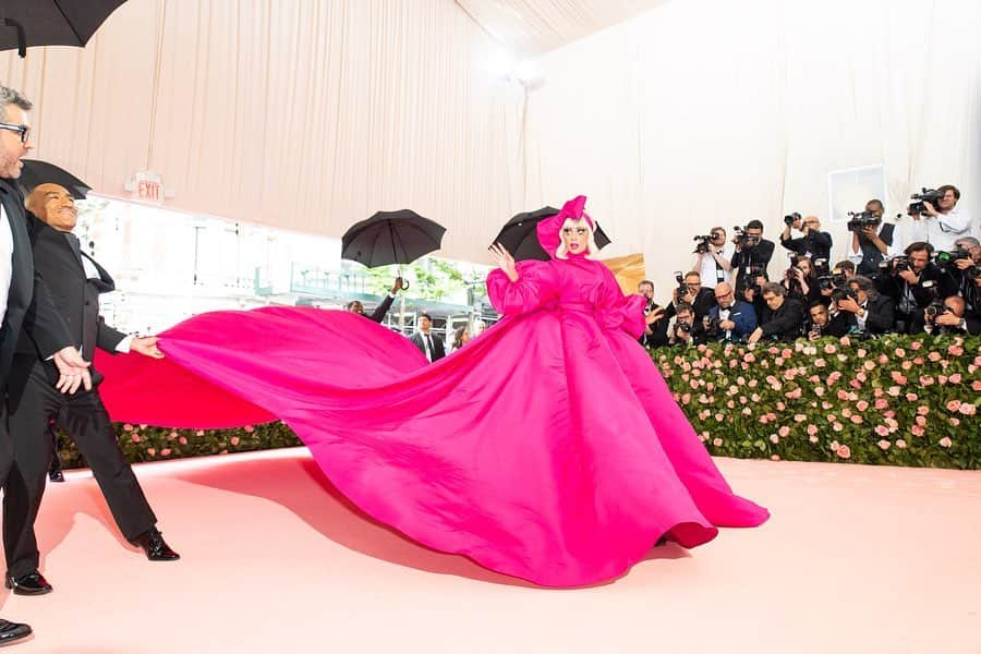 レディー・ガガさんのインスタグラム写真 - (レディー・ガガInstagram)「#METGALA #METGAGA 1️⃣」5月7日 12時47分 - ladygaga