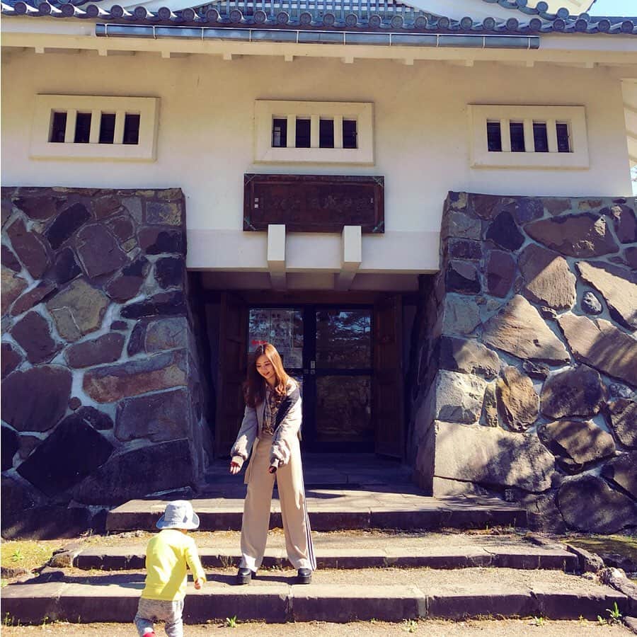 西村季里子のインスタグラム：「・ GWの思い出③🌷 ・ なんでも真似したいお年頃👶🏻💞 「気をつけ」「敬礼」「前習え」「まる」 掛け声に合わせてポーズできることに おばちゃん感動したよ🥺💓💓 かわいいったらありゃしない🤦🏻‍♀️💗 この4頭身の姿もたまらない… 大きくならないで〜〜〜🍼 #GW#ゴールデンウィーク #10連休 #青森#地元#三戸#三戸城#城山公園 #2歳児#真似したい年頃#ポーズ #4頭身#かわいい#このサイズ感がたまらない  #followme #follow」