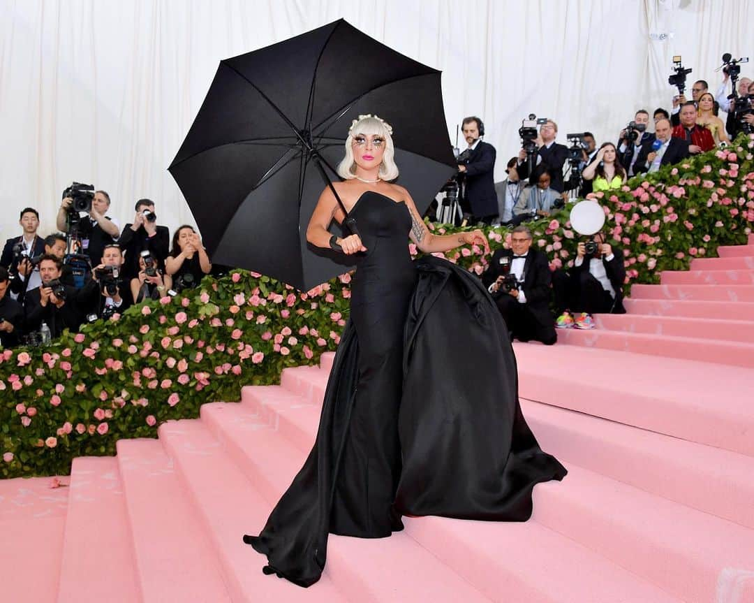 レディー・ガガさんのインスタグラム写真 - (レディー・ガガInstagram)「#METGALA #METGAGA 2️⃣ 📸 @dia.getty」5月7日 12時51分 - ladygaga