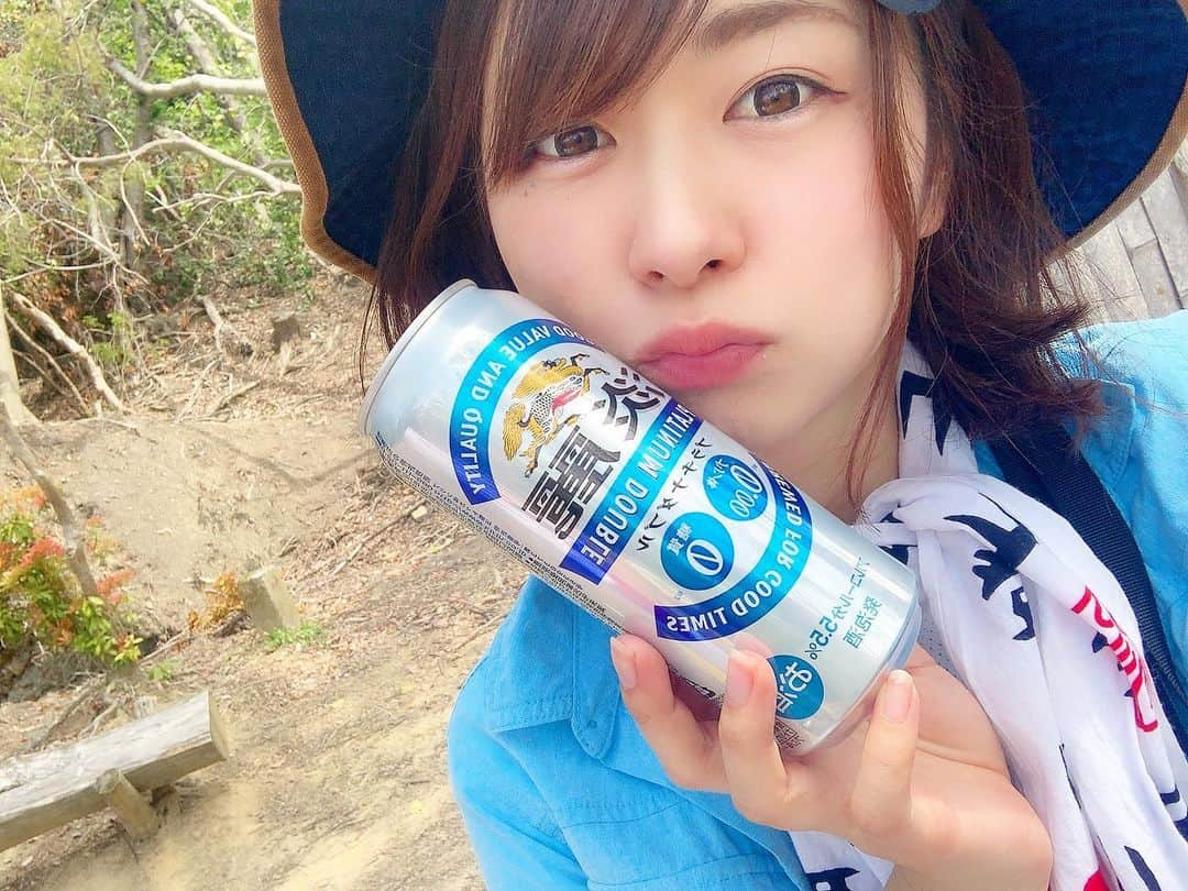 中村葵のインスタグラム：「・ ・ 山で飲むビールは最高ですねっ🍺✨ ・ ・ 北アルプスとか高い山の上で、焼酎のあたたかいお茶割りも最高🍵笑 ・ ・ #山登り #山登り好きな人と繋がりたい #登山女子 #登山 #山ガール #ハイキング #低山 #低山ハイ #手ぬぐい #山歩ガール #ビール」