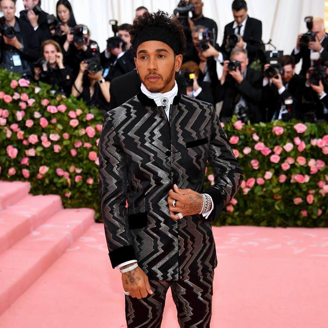 のインスタグラム：「Silk, velvet touches and 175 hours of hand embroidery - @lewishamilton makes a statement on the #MetGala2019 red carpet.」