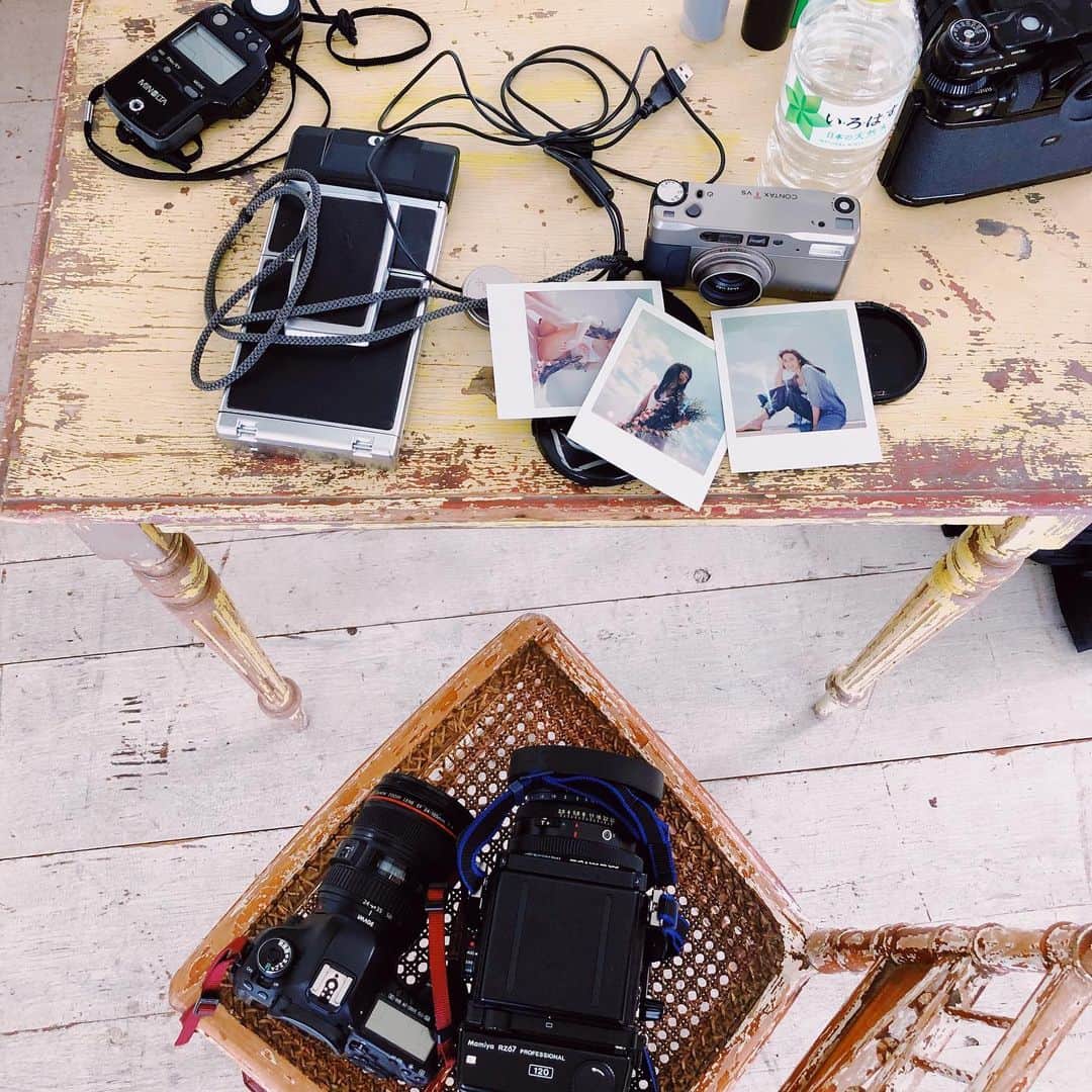 のインスタグラム：「朝から撮影〜  #撮影 #ポートレート #モデル #カメラ #フィルムカメラ #portraitphotography #dslr #polaroid #studio #camera #filmcamera」