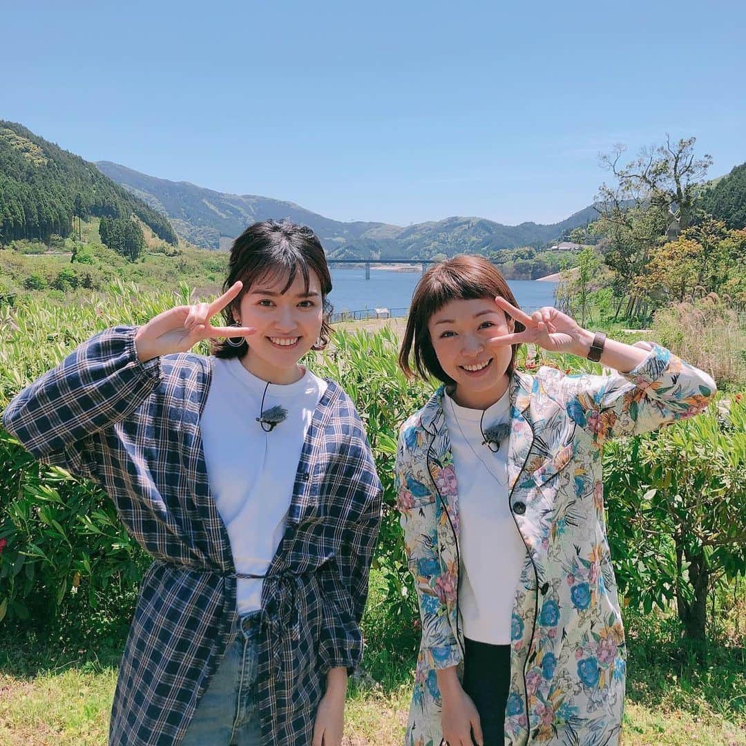 小雪さんのインスタグラム写真 - (小雪Instagram)「今日はまなかちゃんと TVQキレカワ女子部のロケ🌸 新緑がきれい🌱 最高のロケ日和です☺️ #癒されてます #五ケ山豆腐 #バイキング食べ過ぎてデニムやばめ🙄🤐」5月7日 12時56分 - koyuki2