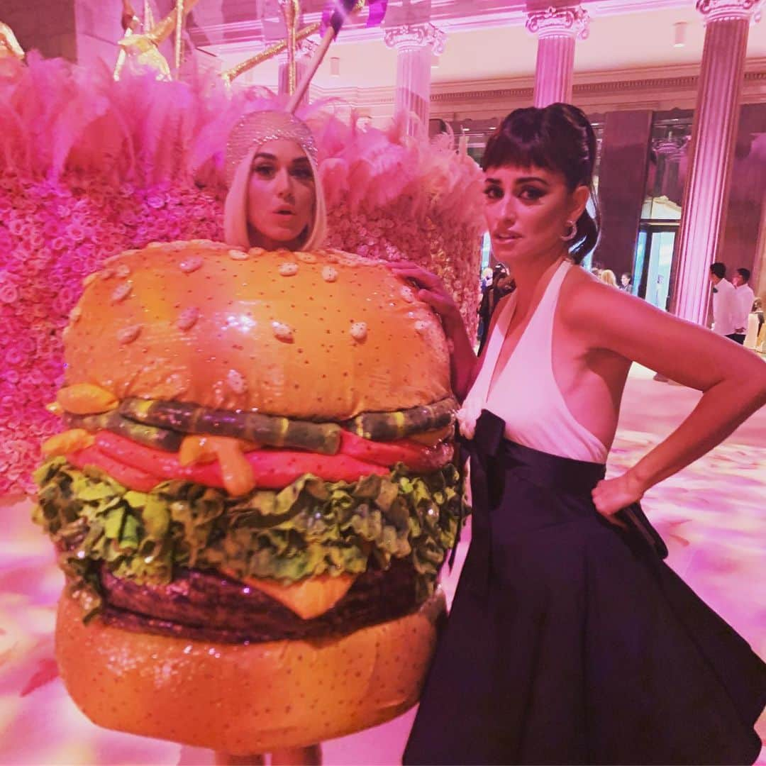 ペネロペ・クルスさんのインスタグラム写真 - (ペネロペ・クルスInstagram)「#metgala @katyperry 🙌」5月7日 12時56分 - penelopecruzoficial