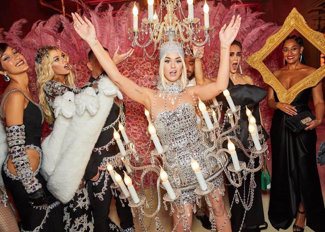 Vogue Runwayさんのインスタグラム写真 - (Vogue RunwayInstagram)「@katyperry got lit on the #MetGala red carpet in a major way—arriving on the carpet dressed as a giant crystal chandelier complete with glowing lights. Tap the link in our bio for more on her @moschino look. Photographed by @coreytenold」5月7日 12時59分 - voguerunway