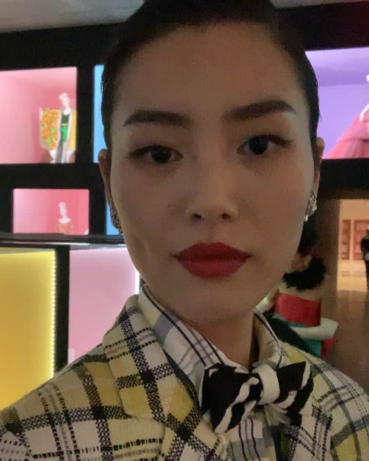 リウ・ウェンのインスタグラム：「Taking a journey into a colorful, powerful history of self-expression 🌈💪 What a beautiful exhibition @metmuseum! #MetGala #MetCamp」