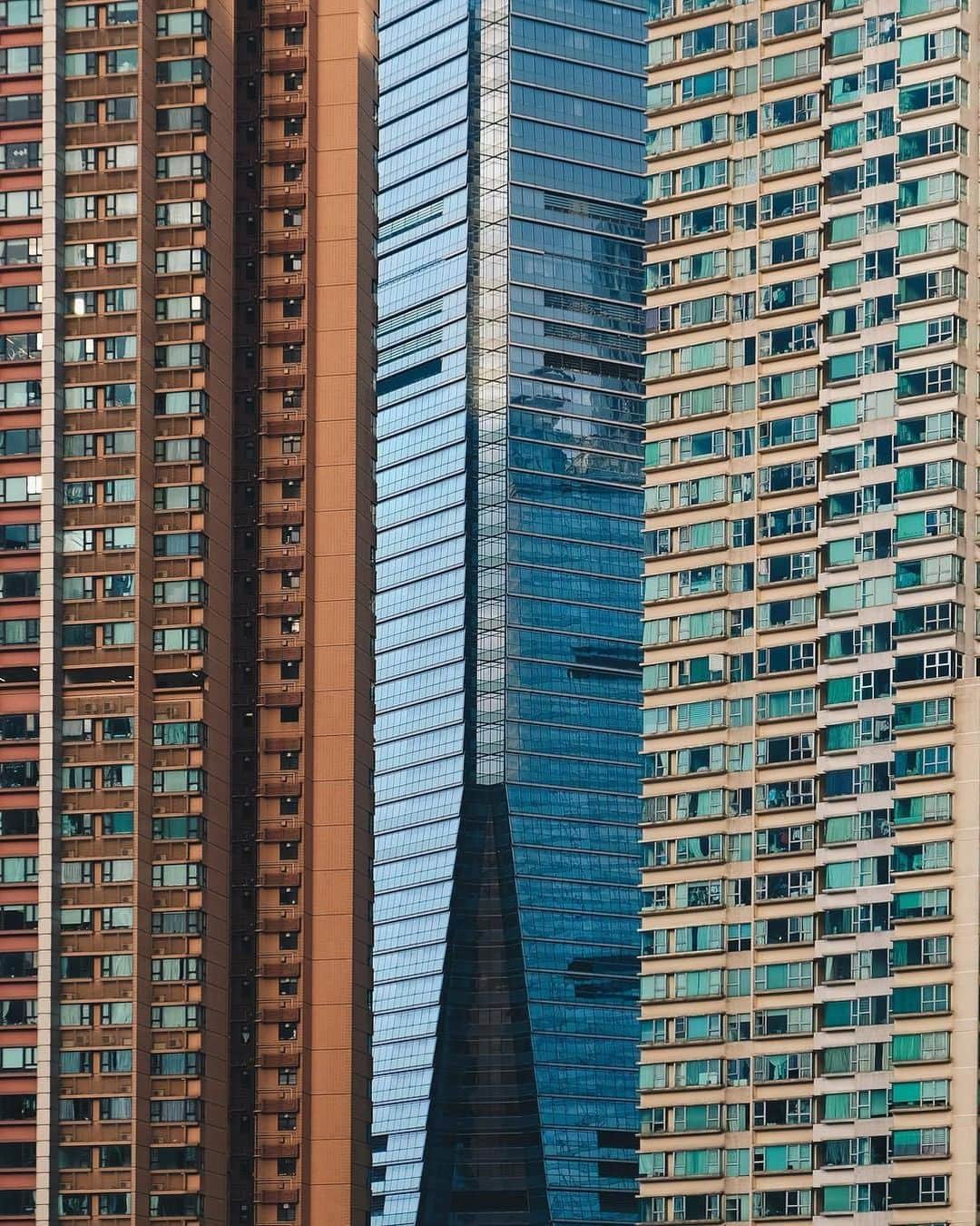 Discover Hong Kongさんのインスタグラム写真 - (Discover Hong KongInstagram)「A close-up of Hong Kong’s concrete jungle. 近看香港新舊建築！ 📷: @dom_38 #DiscoverHongKong #repost」5月7日 13時01分 - discoverhongkong