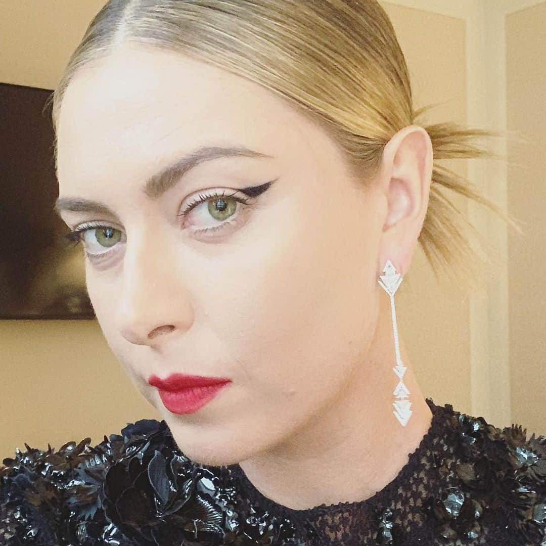 Kara Yoshimoto Buaさんのインスタグラム写真 - (Kara Yoshimoto BuaInstagram)「🖤🖤🖤Maria Sharapova X Metball x Calligraphie de Chanel Longwear Intense Cream Eyeliner Hyperblack X Le Rouge Duo Ultra Tenue Ultra Wear Lip Colour Daring Red ⛩ #makeupbykarayoshimotobua #welovecoco @welovecoco  #hair @blakeerik #styling @chercoulter 🖤🖤🖤」5月7日 13時10分 - karayoshimotobua