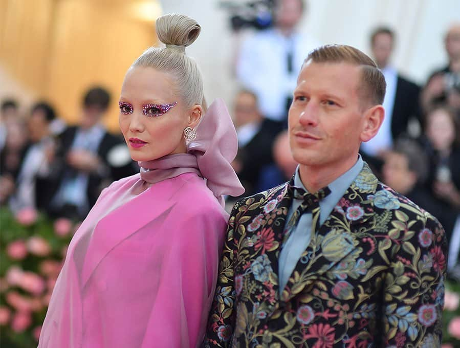 サルヴァトーレ・フェラガモさんのインスタグラム写真 - (サルヴァトーレ・フェラガモInstagram)「Creative Director Paul Andrew at the #MetGala, accompanied by actress Pom Klementieff, presents his interpretation of Camp, dressed in a floral silk jacquard evening jacket with ash blue tuxedo shirt and black tapered wool trousers paired with ash lavender suede chelsea boots and black crocodile block bag #FerragamoMetGala #MetGala」5月7日 13時04分 - ferragamo