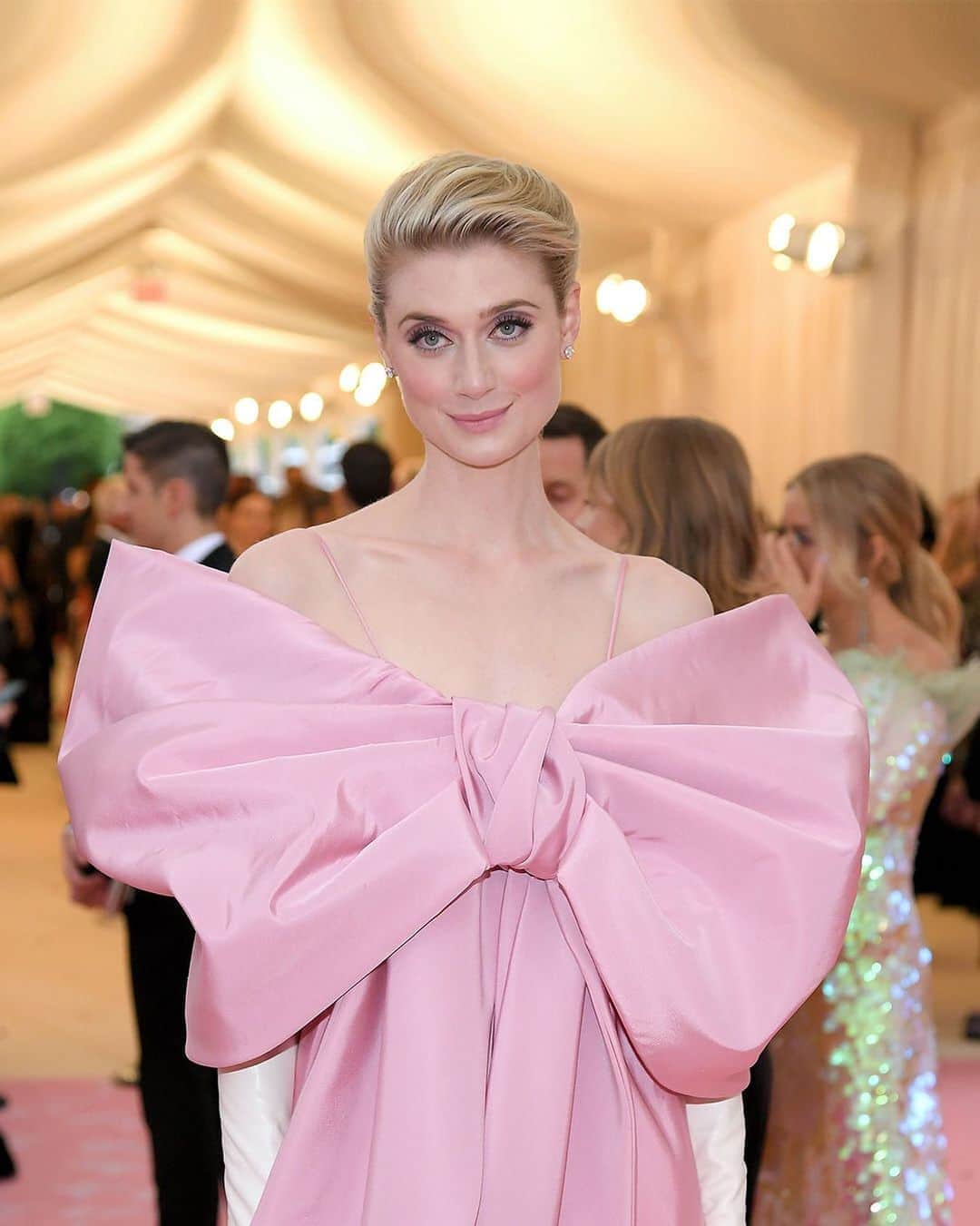 サルヴァトーレ・フェラガモさんのインスタグラム写真 - (サルヴァトーレ・フェラガモInstagram)「Elizabeth Debicki is a vision at the pink carpet of the #MetGala, dressed in a peony silk faille empire gown with an exaggerated bow paired with elegant opera gloves  #FerragamoMetGala #MetGala」5月7日 13時05分 - ferragamo