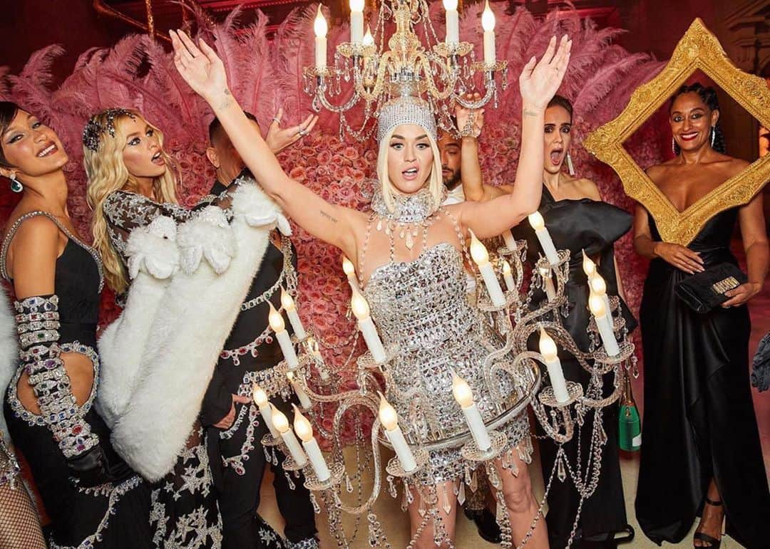 Moschinoさんのインスタグラム写真 - (MoschinoInstagram)「#Repost @voguerunway ・・・ @katyperry got lit on the #MetGala red carpet in a major way—arriving on the carpet dressed as a giant crystal chandelier complete with glowing lights. Tap the link in our bio for more on her @moschino look. Photographed by @coreytenold @bellahadid @stellamaxwell @traceeellisross @mssarahcatharinepaulson #metcamp #metgala #bellahadid #stellamaxwell #katyperry #sarahpaulson #traceeellisross @swarovski」5月7日 13時06分 - moschino