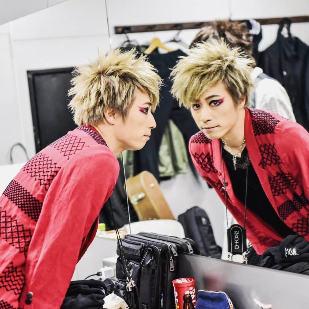田村淳のインスタグラム：「5月7日 ゴールデンウィーク明け 神戸でライブやります！ 久しぶりの神戸！ 太陽と虎ってライブハウスです！ 近くの人遊びに来てよ♡ 19時スタートです^_^  #じゅあるけーびー #jealkb #THE冠 #太陽と虎 #月と鼈 #部屋とワイシャツと私 #生ハムとメロン #いぶりがっことクリームチーズ #もつと煮込みうどん #jealkbとTHE冠」