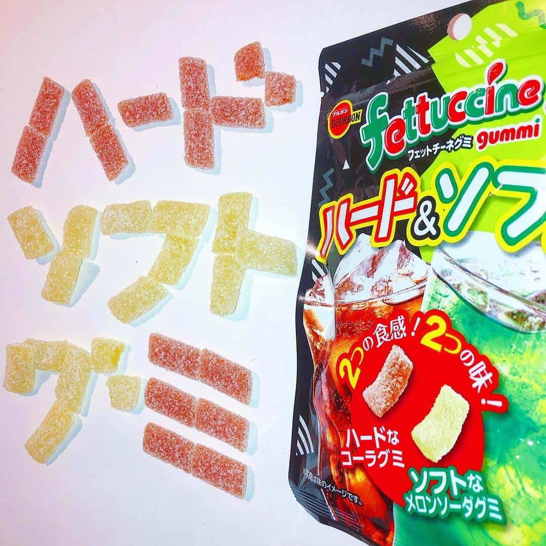 のインスタグラム：「フェットチーネグミよりハード&ソフト2つの食感、2つの味が同時に楽しめるアソートタイプが登場‼️﻿ ﻿ コーラ味がハードグミ、メロンソーダ味がソフトグミとなっています✨﻿ ﻿ 通常のフェットチーネグミよりミニサイズですが大容量入っていて満足感も💮﻿ ﻿﻿﻿﻿﻿﻿ 〰〰〰〰〰〰〰〰〰〰〰〰 ﻿﻿﻿﻿﻿﻿﻿ #日本グミ協会 #グミ #グミパ﻿﻿﻿﻿﻿﻿﻿ #93 #gumi #gummy #gummycandy﻿﻿﻿﻿﻿﻿﻿ #グミニケーション﻿﻿﻿﻿﻿﻿﻿ #レッツグミニケーション﻿﻿﻿﻿﻿﻿﻿ ﻿﻿﻿﻿﻿﻿﻿ #ブルボン #Bourbon﻿ #フェットチーネ ﻿ #ハード #ソフト﻿ #コーラ #メロンソーダ﻿ #コンビニ  #新作グミ﻿﻿ #2つの食感と味 #ミニサイズ﻿ 〰〰〰〰〰〰〰〰〰〰〰〰」