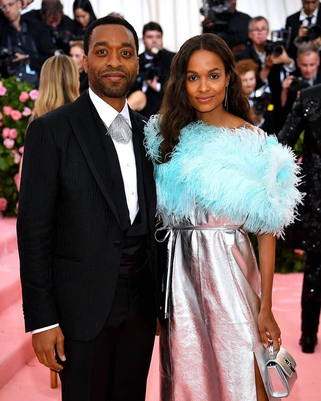 サルヴァトーレ・フェラガモさんのインスタグラム写真 - (サルヴァトーレ・フェラガモInstagram)「Chiwetel Ejiofor and Frances Aaternir arrive at the #MetGala dressed in custom #Ferragamo ensembles. Chiwetel wears a black silk jacquard tuxedo with a reimagined ostrich feather bow tie paired with patent leather oxfords. Frances wears a silver foil leather column gown adorned with hand-dyed aqua shoulder cape made of ostrich feathers, paired with black satin and patent leather stiletto sandals and a silver metallic mini ‘boxyz’ bag」5月7日 13時29分 - ferragamo