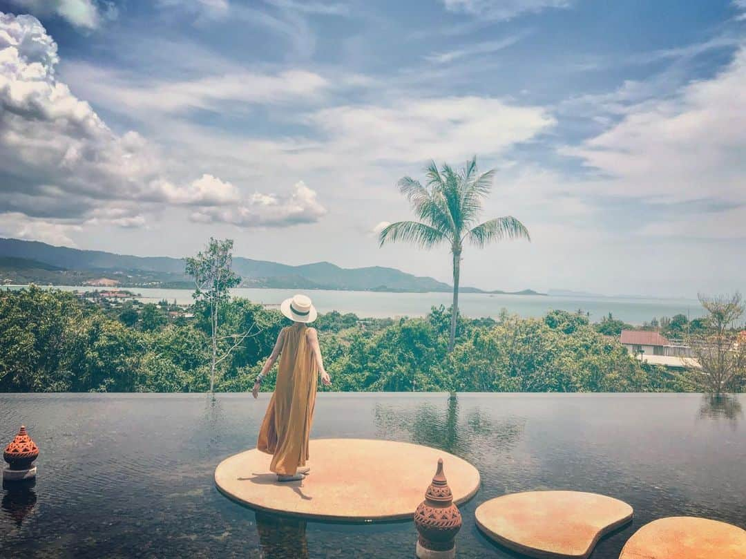 渡辺由布子さんのインスタグラム写真 - (渡辺由布子Instagram)「🏝 ・ Long #WeekendGetaway to #Samui island✈︎✈︎ Definitely this is ＰＡＲＡＤＩＳＥ ☀︎ ＿＿＿＿＿＿＿＿＿＿＿＿＿＿＿＿＿＿＿＿＿＿＿＿＿＿＿＿＿＿＿＿＿_ この週末は、69年ぶりの#タイ 新国王の#戴冠式 のため、お祭り騒ぎの#バンコク を離れて、#サムイ島 へ週末トリップ♡ ここはもう、正真正銘の楽園パラダイス！  タイの国王のシンボルカラーでもあるイエローの#ワンピース は、この旅に備えて @casmi_official でオーダー💛  #ゴールデンウィーク  #週末旅行  #shortvacay  #vacation  #islandhopping  #traveler  #thaitrip  #yellowdress  #resort  #infinitypool  #skyline  #hotelhopping  #hotels  #ritzcarlton  #longweekend  #GW ＿＿＿＿＿＿＿＿＿＿＿＿＿＿＿＿＿＿＿＿＿＿＿＿＿＿＿＿ 📍 @ritzcarltonkohsamui #KohSamui #Thailand #🇹🇭」5月7日 13時29分 - watanabe_yuko