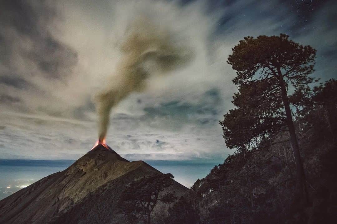 National Geographic Travelさんのインスタグラム写真 - (National Geographic TravelInstagram)「Photo by @kiliiiyuyan | The Guatemalan volcano Fuego, the most active volcano in Central America, has been continuously erupting for centuries. Recent major eruptions in 2018 have brought it back into the public eye as it has covered the village at its base in layers of ash. Follow me, @kiliiiyuyan, for more from the human relationship to the natural world. #guatemala #fuego #volcano」5月7日 13時21分 - natgeotravel