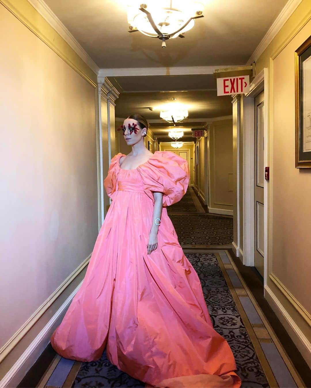 WHO WHAT WEARさんのインスタグラム写真 - (WHO WHAT WEARInstagram)「We went to the #MetGala with @lykkeli and @maisonvalentino—no big deal. Check our Story for an inside look from her. 💫」5月7日 13時22分 - whowhatwear