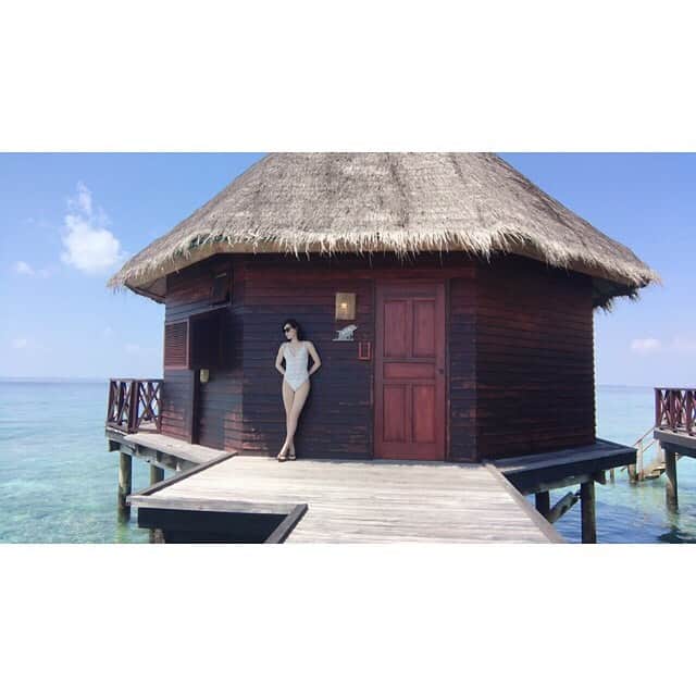 三島ゆかりさんのインスタグラム写真 - (三島ゆかりInstagram)「1島1リゾートと言われているモルディブ🇲🇻 この島もこのリゾートしかありません🏝 だから治安もちょー安全👍✨ 水上コテージは割と隣が近い😊 しかし偶然にも私のコテージは一番端っこだったのでめっちゃラッキーでした💕✌️ その代わりレストランまでは歩くけどねww #maldives #vacances #resort #island #sea #swimwear #nicepic #japanesegirl #trip #gw #水上コテージ #1島1リゾート #死ぬまでに行きたい世界の絶景 #絶景 #浮き輪 #ハート #amazon #present #thanks #serviceshot #谷間 #ウインク #ストーリーも見てね #三島ゆかり #ゆかりんごチャンネル #ゆかりんごgames #youtuber #チャンネル登録よろしくね #followｍe」5月7日 13時37分 - apple340