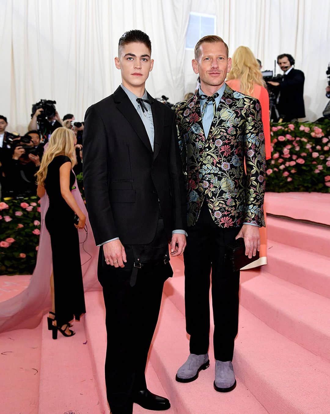 サルヴァトーレ・フェラガモさんのインスタグラム写真 - (サルヴァトーレ・フェラガモInstagram)「Creative Director Paul Andrew and Hero Fiennes-Tiffin at the #MetGala. Hero is dressed in evening overalls in black washed duchess satin with a tailored jacket cut in black Scottish wool and satin details worn over a shade pleated poplin tailored shirt by #Ferragamo.」5月7日 13時37分 - ferragamo