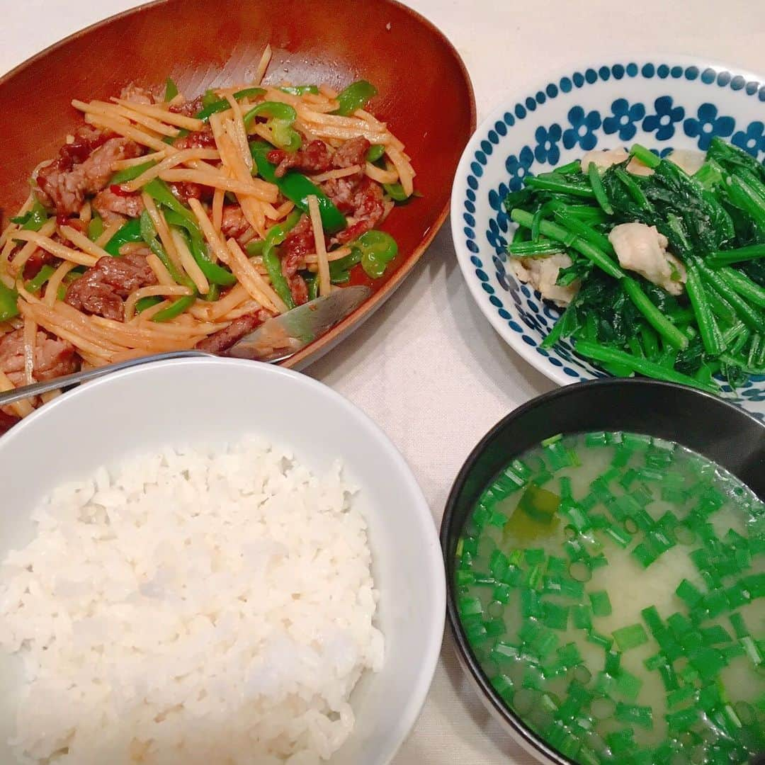 山西章博さんのインスタグラム写真 - (山西章博Instagram)「今日のご飯。青椒肉絲風なのさ！ #青椒肉絲  #牛もも肉 #切り落とし #安かった #離乳食で使わなかった #ほうれん草の茎  #バター炒め #初心者主夫」5月7日 13時32分 - akihiro.yama1129