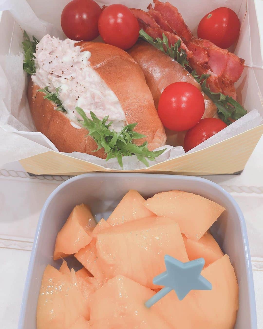 のインスタグラム：「久々のお弁当🍱 . . お友達のおススメのパン屋さんに行ったので♬ . . 今日のランチボックスは、ロールパンのサンドイッチ♡ . . ツナとベーコンレタス♬ . . #おべんたぐらむ #オベンタグラム #お弁当 #ロールパンサンド  #マンゴー #パンのいえ  #SHINO_lunchbox」