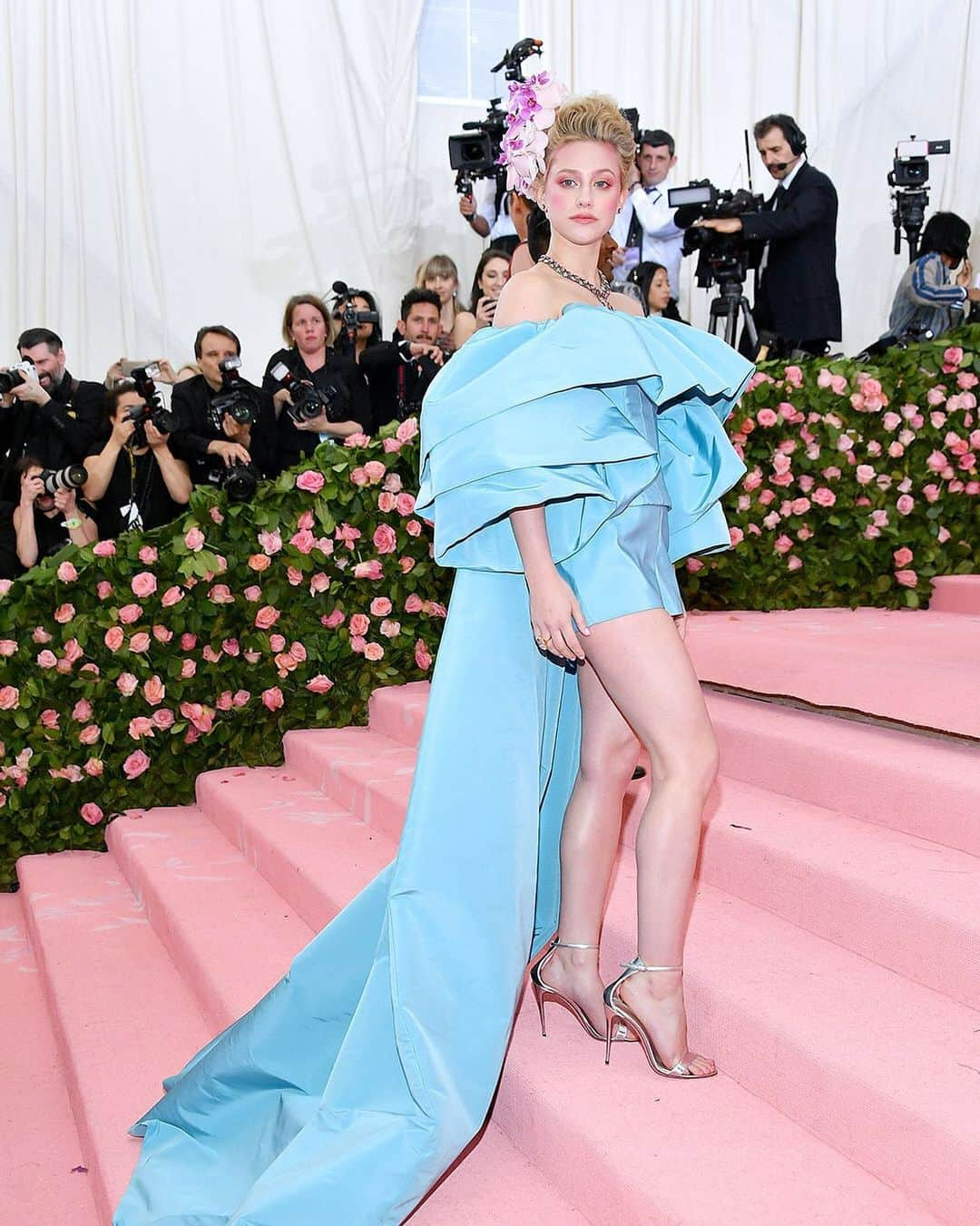 サルヴァトーレ・フェラガモさんのインスタグラム写真 - (サルヴァトーレ・フェラガモInstagram)「Lili Reinhart is stunning at the #MetGala in an aqua silk faille creation with large campana sleeves and sweeping trail, paired with tailored shorts reinterpreted for evening dressing and metallic stilettos. The custom-made look by #Ferragamo is sewn entirely by hand and took a total of 120 hours to construct #FerragamoMetGala」5月7日 13時39分 - ferragamo