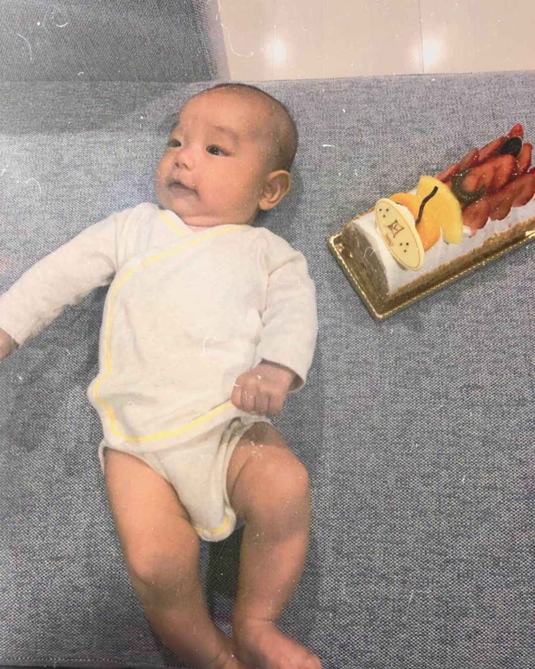 平山奈美のインスタグラム：「2019.5.5 初節句🎂🎏 . #凪くんの名前プレートで鯉のぼりさんの目が隠れてた . #初節句 #令和 #こどもの日 #鯉のぼり #ケーキ #ご機嫌 #おめでとう #平成31年生まれ #2ヶ月 #男の子ベビー #男の子ママ #二重アゴ  #baby #boy #happiness #smile #fruits #cake #strawberry #uniqlo #2m8d #love」