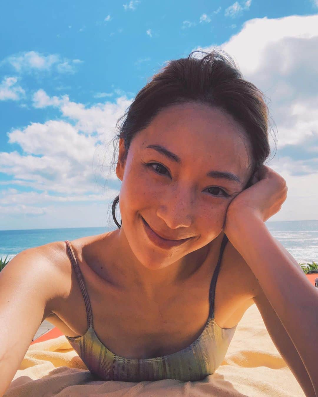 ソニア・スイさんのインスタグラム写真 - (ソニア・スイInstagram)「各種曬☀️☀️☀️☀️☀️☀️☀️ 行李箱裡厚厚一疊書都是為了這裡的太陽準備的。  #Ilovesunshine #mauritius #clubmedalbion #timepassestooquickly」5月7日 13時48分 - suitangtang