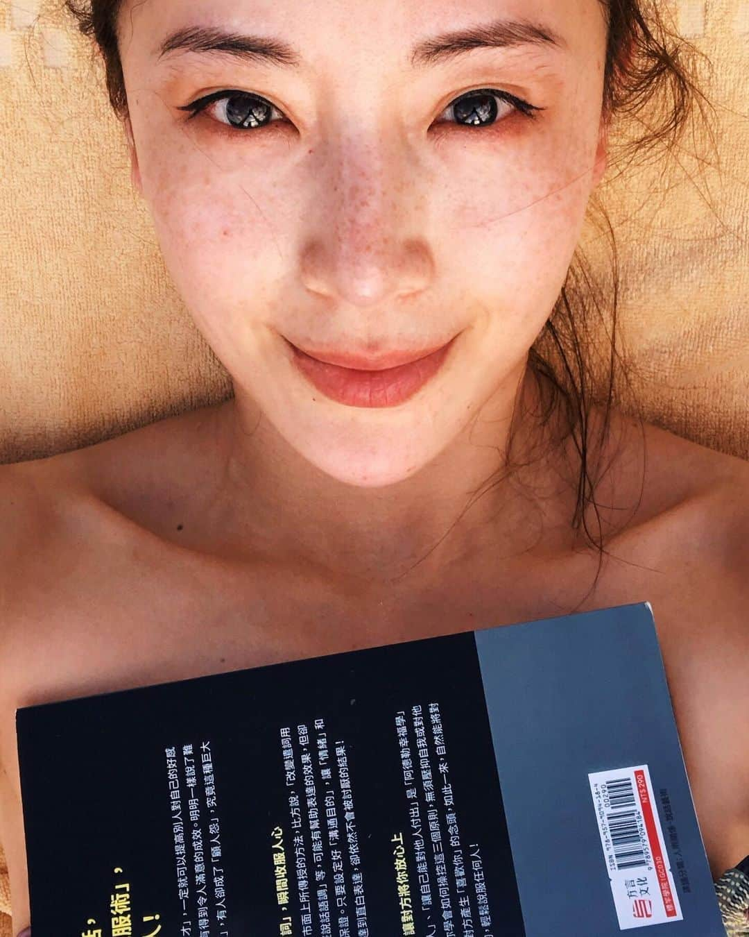 ソニア・スイさんのインスタグラム写真 - (ソニア・スイInstagram)「各種曬☀️☀️☀️☀️☀️☀️☀️ 行李箱裡厚厚一疊書都是為了這裡的太陽準備的。  #Ilovesunshine #mauritius #clubmedalbion #timepassestooquickly」5月7日 13時48分 - suitangtang