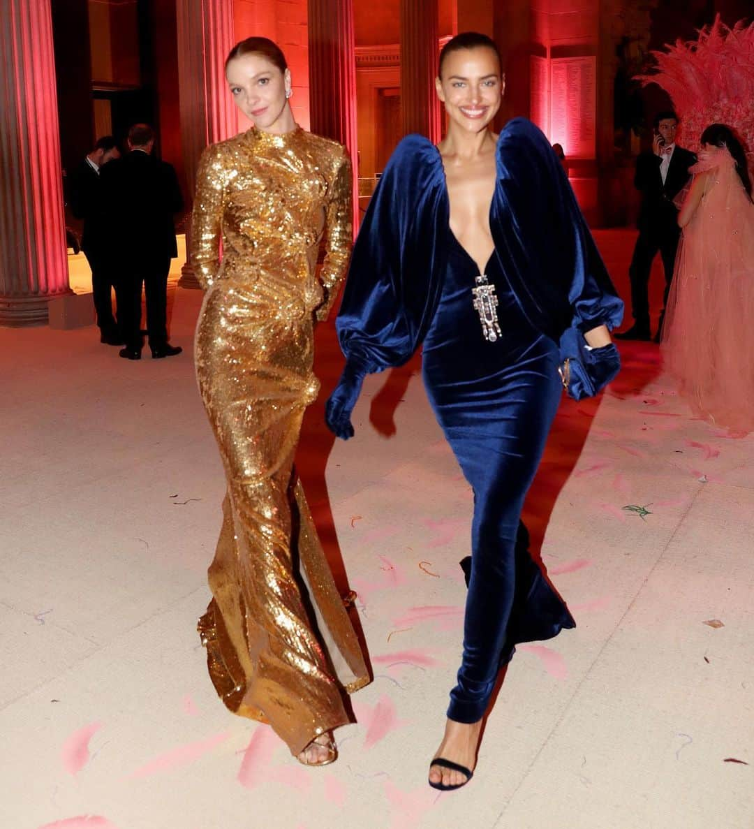 Harper's BAZAARさんのインスタグラム写真 - (Harper's BAZAARInstagram)「It’s all smiles once they make it up those Met steps. #MariacarlaBoscono and #IrinaShayk in @burberry #metgala」5月7日 13時52分 - harpersbazaarus