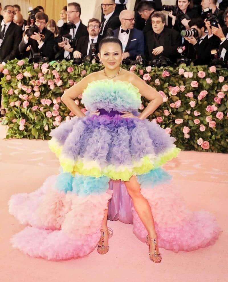 のインスタグラム：「เธอคือแฟชั่นควีนไทยหนึ่งเดียวบนพรมแดง 'Met Gala 2019' คุณ ป่าน-ณิชาภัทร สุภาพ ในชุดที่ออกแบบโดยดีไซน์เนอร์ชื่อดังชาวญี่ปุ่น โทโมะ โคอิซึมิ และปังสุดด้วยชุดเครื่องเพชรราคา 8 หลักจากแบรนด์ระดับโลก Piaget ปิดท้ายด้วยรองเท้าที่มีลูกเล่นจากแบรนด์ Christian Louboutin 🥰 #MetGala2019 #ป่านณิชาภัทร #CampNotesonFashion #TomoKoizumi #Piaget #solisterpr」