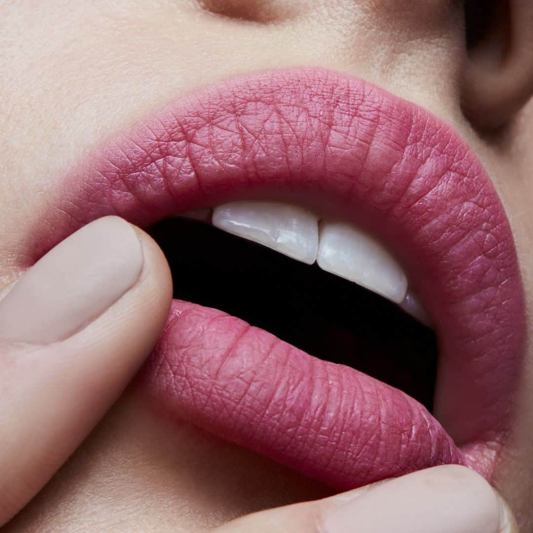 M•A•C Cosmetics Franceさんのインスタグラム写真 - (M•A•C Cosmetics FranceInstagram)「M·A·C - SEXY BUT SWEET #MEETYOURMATTE ✨ Il y a comme un air de printemps avec le rouge à lèvres Powder Kiss en teinte "Sexy But Sweet" ! Quel est votre top 3 de rouges à lèvres au printemps ? 💄 Crédit photo : @maccosmetics #maccosmetics #maccosmeticsfrance #macmeetyourmatte #meetyourmatte #powderkiss #macpowderkiss #macretromatte #retromatteliquide #maclipsticks」5月7日 14時00分 - maccosmeticsfrance