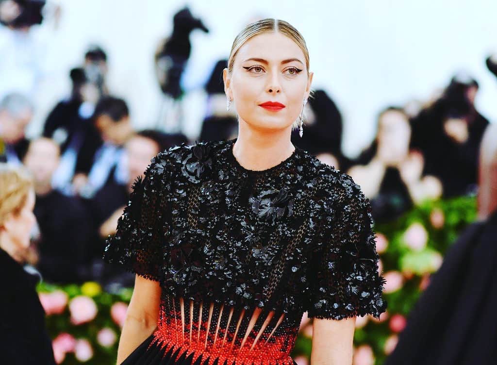 マリア・シャラポワのインスタグラム：「This year’s theme. Camp. Really took me out of my minimalist aesthetic and into a playful world of a wing eye, red lips and wait for it....Givenchy Couture. Ok 👌🏻 #metgala 📸 Getty」