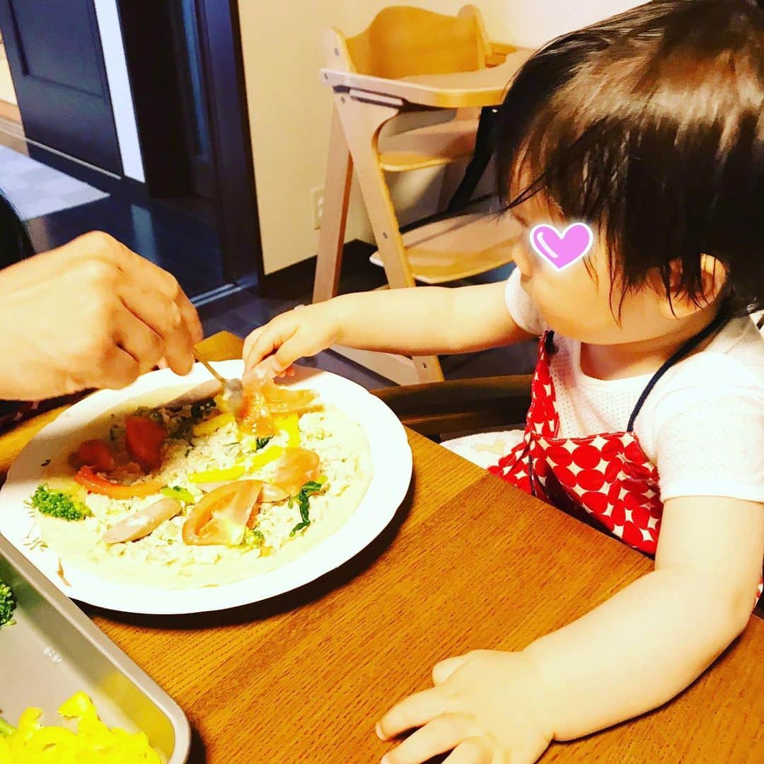 のインスタグラム：「いとこ達とピザ作り🎶 「ピザちゅくりましたぁ❤️」と言っていました❤️いとこ達と沢山喧嘩して、仲良くして、お別れが寂しいね。。。 またすぐに会いに来ようね☺️✨ お兄ちゃん奥さんの、みんなお揃いの手作りエプロン。素敵すぎる😭❤️ . . #instagood #instafood #pizza #homemade #cousins #cooking #食育」