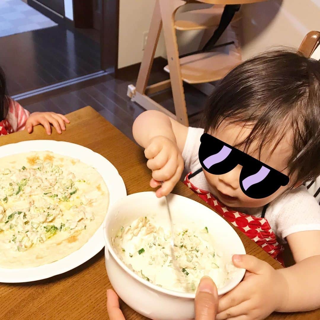 安田美沙子さんのインスタグラム写真 - (安田美沙子Instagram)「いとこ達とピザ作り🎶 「ピザちゅくりましたぁ❤️」と言っていました❤️いとこ達と沢山喧嘩して、仲良くして、お別れが寂しいね。。。 またすぐに会いに来ようね☺️✨ お兄ちゃん奥さんの、みんなお揃いの手作りエプロン。素敵すぎる😭❤️ . . #instagood #instafood #pizza #homemade #cousins #cooking #食育」5月7日 14時10分 - yasuda_misako