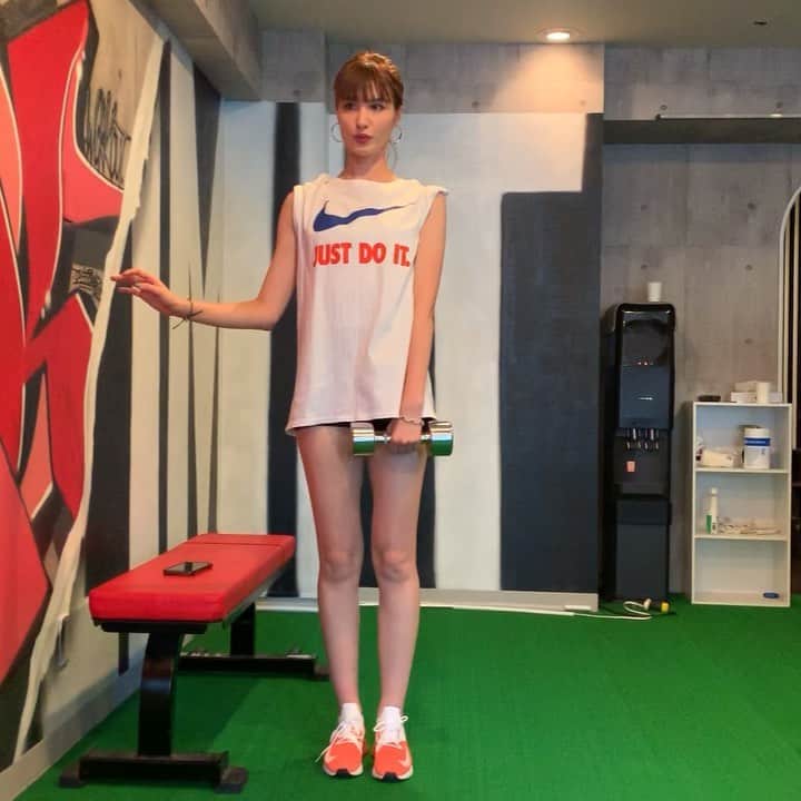 のインスタグラム：「. GWは好き放題飲み食いしていたにも関わらずトレーニングを全然やれていなかったので、しっかり下半身のトレーニングしてきました！！🏋️‍♀️✨ 1枚目と2枚目はお家でも出来るのでおすすめ👍 ラバーバンドを持っておくとお家トレーニングの幅がかなり広がるよ🥰  筋肉痛でプルプルだぁ〜〜 #workout#beefmanworkout#beefman#training#パーソナルトレーニング#ジム#下半身トレーニング#体型維持」