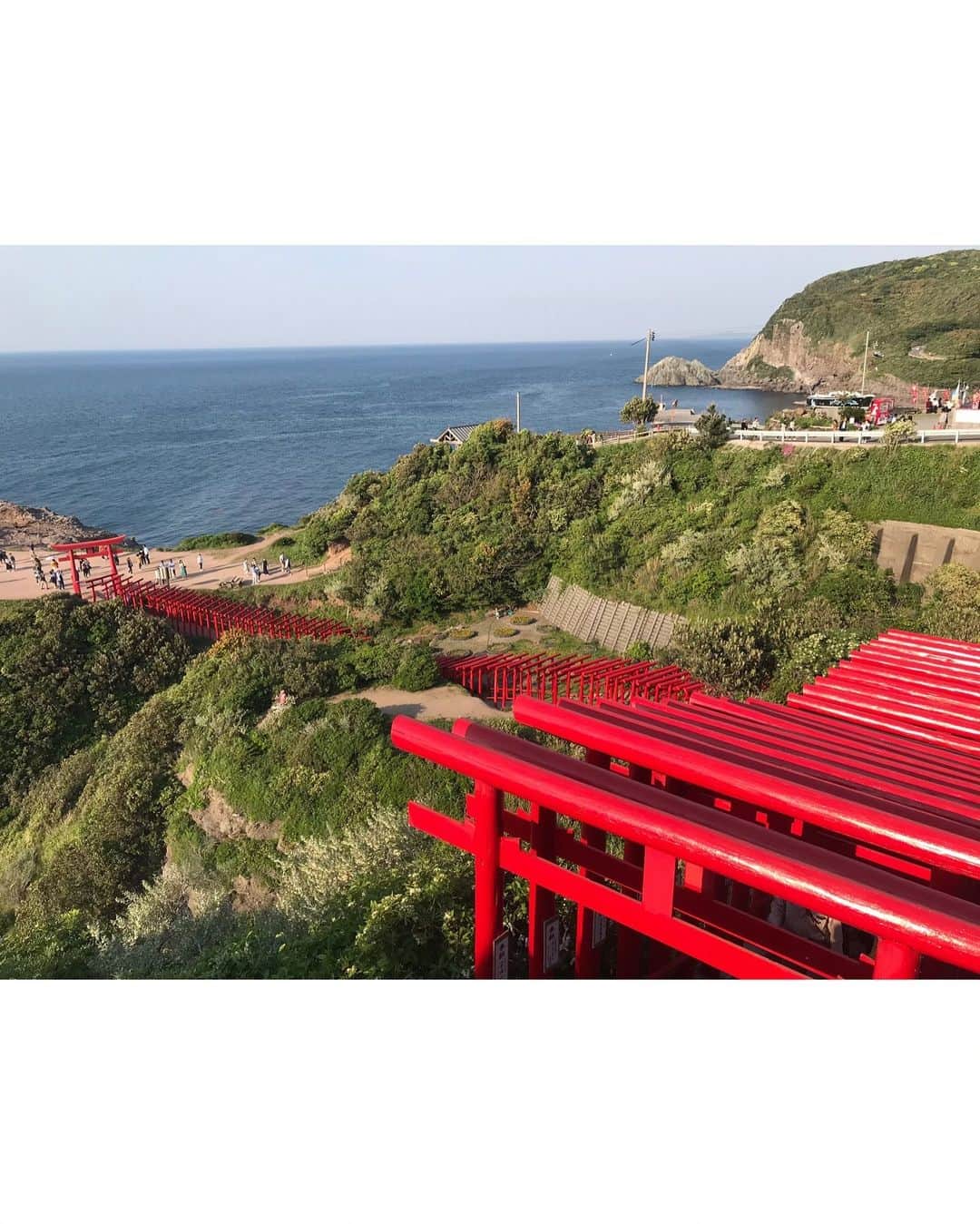 吉竹史さんのインスタグラム写真 - (吉竹史Instagram)「元乃隅稲荷神社⛩  別角度から見ると、こんな感じ。  次は真っ赤に染まった夕陽と一緒に見てみたい👀  #元乃隅稲成神社 #⛩ #cnn が選ぶ日本で最も美しい場所の一つ」5月7日 14時19分 - fumi_yoshitake