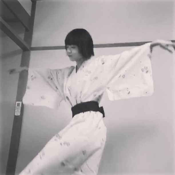 木村仁美のインスタグラム：「気分が良くて踊っていたら、カメラが回っていたのに気付いた人👘🌷(ちなみに中村佳穂さんの曲で踊ってる) 狭くてもどこでもよく踊るのは変わらない。 #ちゃみムービー #あの子の日常 . . #dance #即興ダンス #ダンス動画」