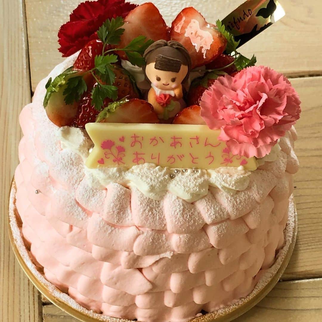 ケーキ&カフェ 海風堂のインスタグラム：「母の日のデコレーションケーキ💐  華やかに仕上げたケーキを感謝の気持ちと一緒に贈りませんか？ご予約承り中です❗️ #市川#お菓子屋さん#母の日デコレーションケーキ#カーネーションのケーキ」
