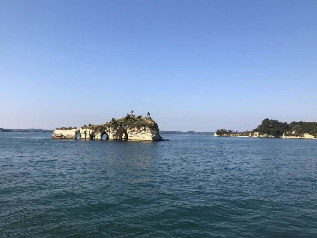 柏山奈々美さんのインスタグラム写真 - (柏山奈々美Instagram)「GW後半は、少し時間が出来たので実家に遊びに行ってきた〜😄 そして久しぶりに松島へ！！ 天気も良かったので遊覧船に乗り、美しい海と島を見てきたよ。楽しかったなぁ。 小学生のころに母とよく遊びに行ってたので懐かしかった。😌✨ #gw #宮城 #松島 #松島海岸 #遊覧船 #海」5月7日 14時38分 - nanamikashiyama