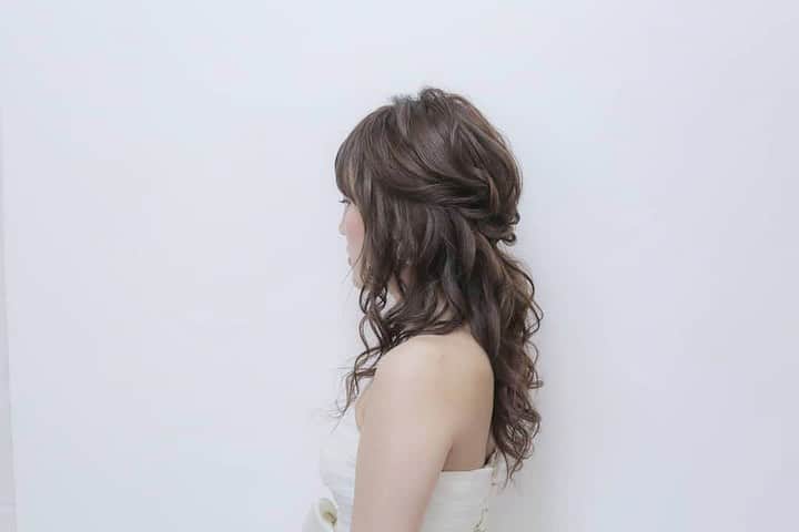 STUDIOSUNS DE&COさんのインスタグラム写真 - (STUDIOSUNS DE&COInstagram)「: : STUDIOSUNS x SUNSHOUSE :  Styling. :  Hair&Makeup:松澤久与(Hisayo Matsuzawa) @hisayo.m.hm_studiosuns : : : #d_weddingphoto  #結婚写真 #前撮り #後撮り #ウェディングドレス #ウェディングフォト #フォトウェディング #結婚式準備 #コーディネート #プレ花嫁 #花嫁ヘア #日本中のプレ花嫁さんと繋がりたい  #weddingphotographer #hairstyles  #cherish_photo_days #沖縄 #沖縄旅行 #沖縄挙式 #沖縄前撮り #沖縄ウェディング #スタジオサンズ #STUDIOSUNS #SUNSHOUSE  #ビーチフォト #リゾートウェディング #ブライダルヘア #ブライダルヘアメイク #ヘアアレンジ」5月7日 14時39分 - studiosuns_okinawa