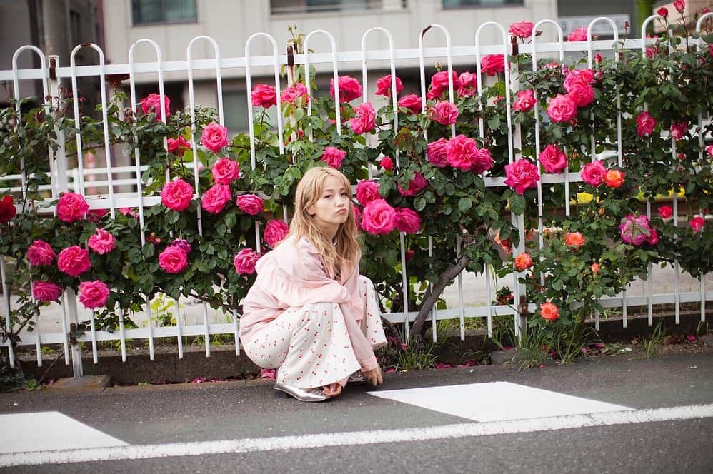 Ami さんのインスタグラム写真 - (Ami Instagram)「photoby @aya_dream04  Ayaちゃんの写真本当に好き♡ #東京電影倶楽部 #第1回倶楽部活動 #荒川編  #都電のシンボル #薔薇🌹 #今回私は被写体担当でした」5月7日 14時32分 - ami_dream05
