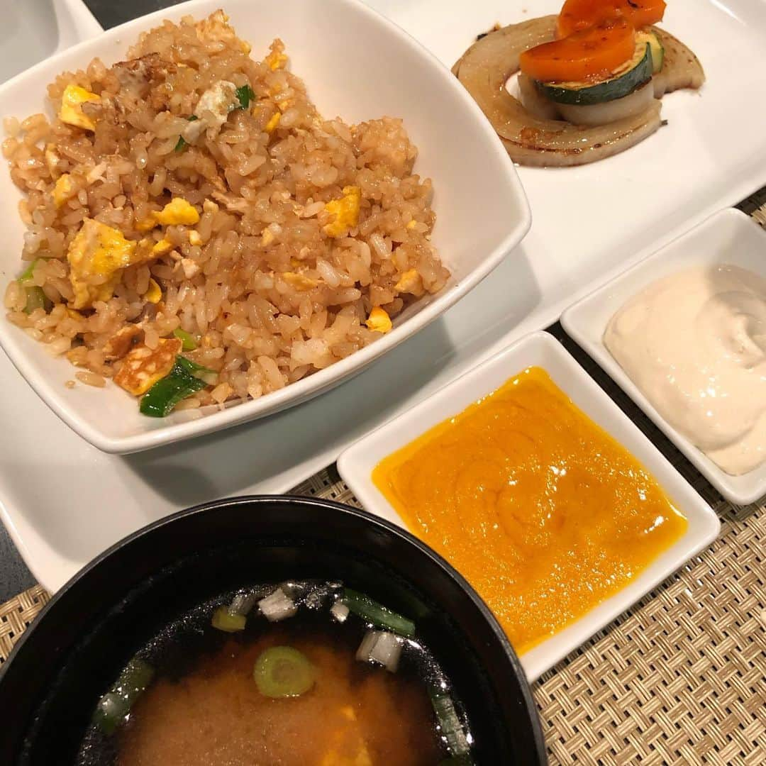 甘糟記子さんのインスタグラム写真 - (甘糟記子Instagram)「船旅8日目、最終日の夜は鉄板焼きへ！！ 楽しすぎる鉄板焼き（笑）  子供達にも大ウケ（笑）  ガーリックライスや焼うどん、お肉はフィレミニョンと大エビだったんだけど、、、、 あれ？なぜか肉とエビの写真が1枚もない（笑）  お腹空きすぎて速攻で手をつけてたみたいです（笑）  ガーン(＞人＜;) でもって食後は、デッキにある謎のゲームをやってみました( ^ω^ )  やってた方にルール聞いてみたけど、みんなよくわからなくて適当にやってるらしいです（笑）  まあ子供達はそれで十分(๑˃̵ᴗ˂̵) 最後の最後まで満喫できました(≧∀≦) #船旅甘糟#旅行甘糟#クルーズ甘糟#ゴールデンウィーク#ノルウェージャンジュエル#鉄板焼き#楽しすぎる#旅行#船旅#クルーズ#息子殿姫#息子殿#姫#最後の夜#満喫#帰りたくない」5月7日 14時42分 - norihey924