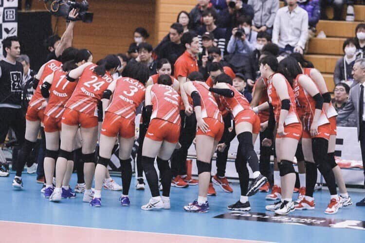 野村明日香のインスタグラム：「* デンソーエアリービーズでの初めてのシーズン 悔しい結果ではありますが このメンバーで最後まで諦めずに戦えて良かったです！ たくさんの応援本当に本当にありがとうございました❤︎❤︎ * 写真お借りしました🙇🏻‍♀️ #デンソーエアリービーズ #🐝」