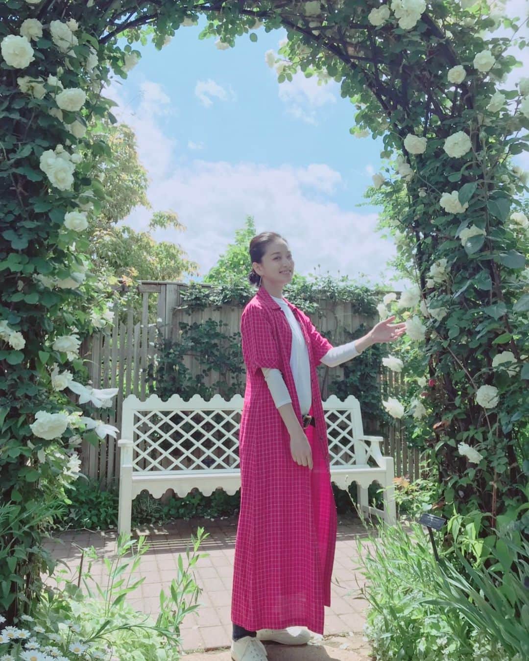 中越典子さんのインスタグラム写真 - (中越典子Instagram)「趣味の園芸の 「バラと暮らすプラス」の公開収録がありした。太陽眩しい日に沢山の方にお集まりいただき、嬉しかったです。河合先生の横浜のイングリッシュガーデンで行われましたが、最高に咲き誇る薔薇に囲まれ本当に気持ちがよかったぁ😭感動ですよ！ 是非皆様も足を運んでみてください😍 三上王子とも先生とも再開できて、舞い上がる私でした‼︎笑 #趣味の園芸 #薔薇 #イングリッシュガーデン #三上真史 #河合伸志」5月7日 14時51分 - nakagoshi_noriko.official