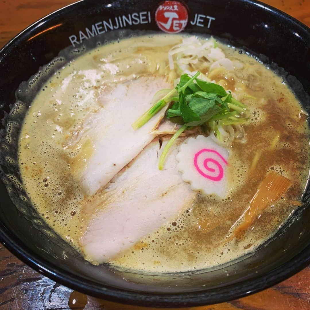 大上邦博のインスタグラム：「昨晩は美味しいお肉とお酒を頂いた後、「ラーメン人生JET600」へ。 スープも美味い。麺も美味い。 ご馳走様でした。」