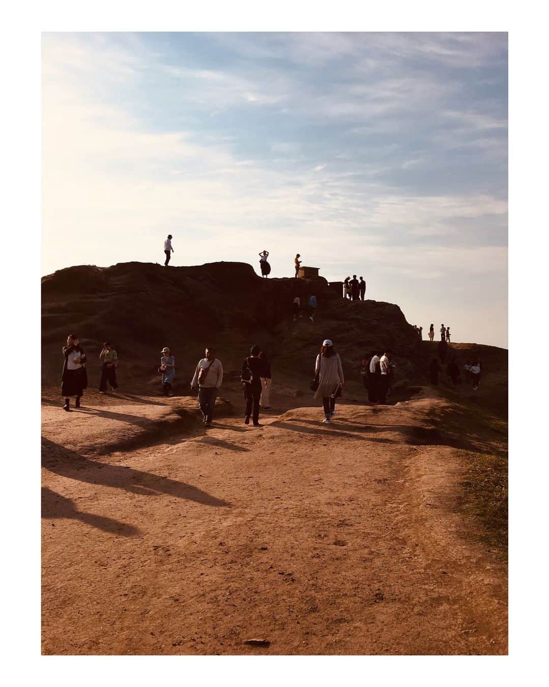 吉竹史さんのインスタグラム写真 - (吉竹史Instagram)「急にエジプトの砂漠感🏜😂 真ん中のてっぺんで頭に手を当ててるのが私😂⛰ 叔母の携帯が変なフィルターかかっててめちゃめちゃ砂漠っぽい写真になってるのがウケました😂  ちなみに私の後ろ、 断崖絶壁😱😱😱 #元乃隅稲成神社 #プチ家族旅行」5月7日 14時52分 - fumi_yoshitake