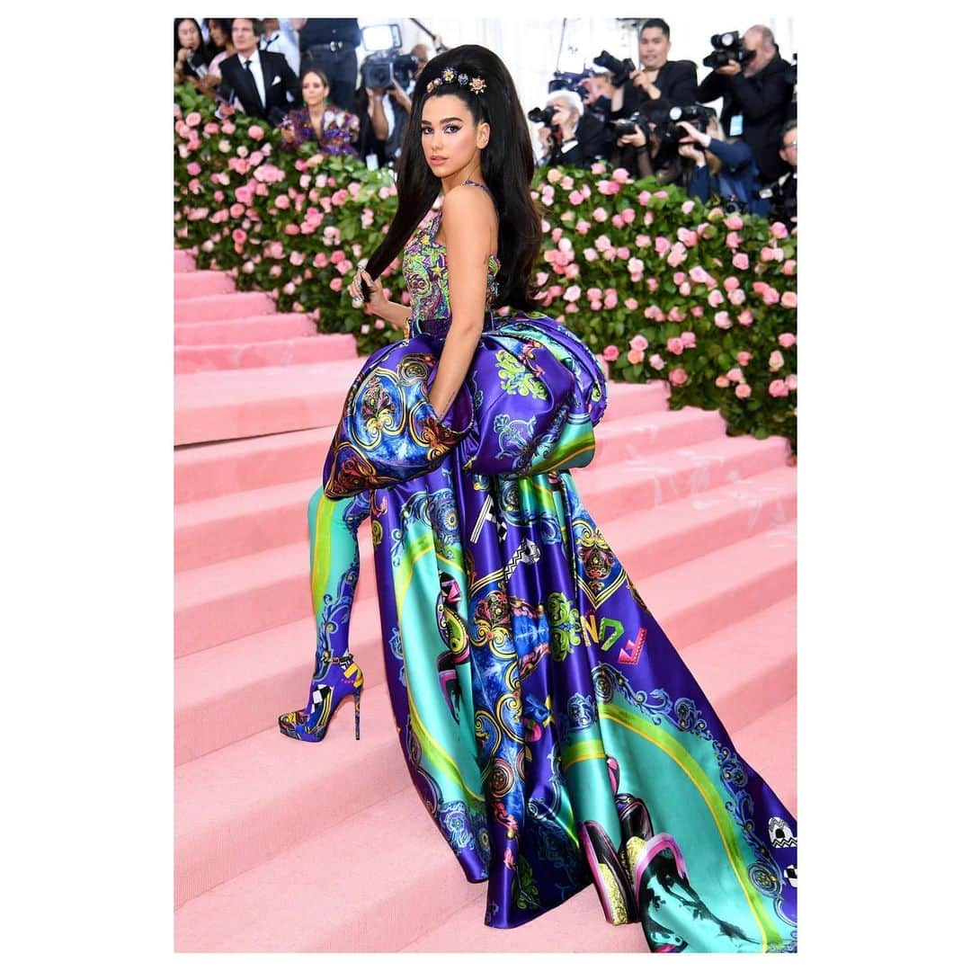 ジャンニヴェルサーチさんのインスタグラム写真 - (ジャンニヴェルサーチInstagram)「@dualipa wears an iconic neckline, embroided bodysuit, leggings and flowing duchesse overskirt in a high-low silhouette. #AtelierVersace #MetGala #MetCamp #VersaceCelebrities」5月7日 14時59分 - versace